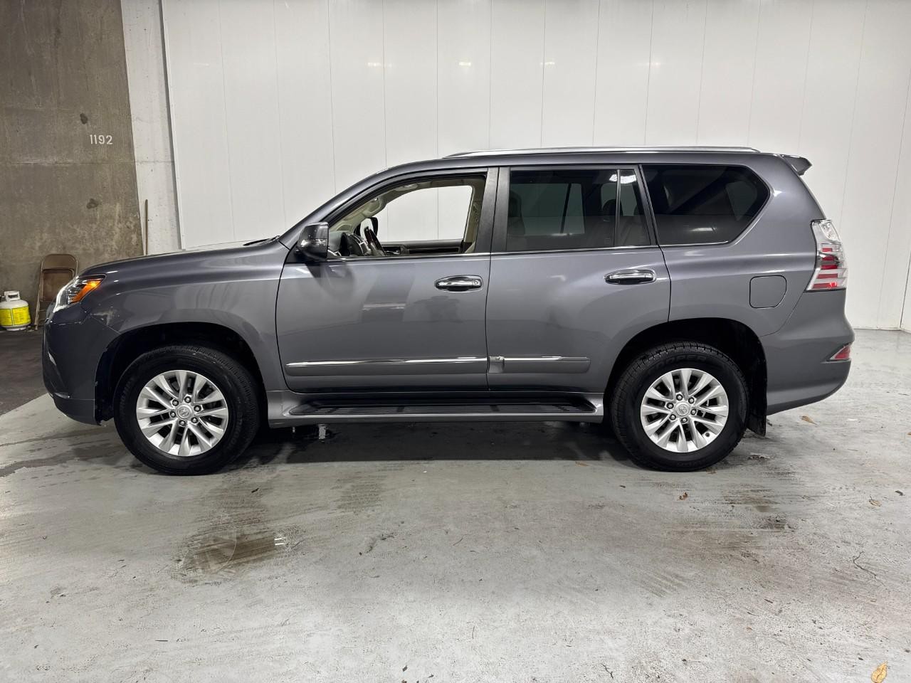 Lexus GX Vehicle Full-screen Gallery Image 2
