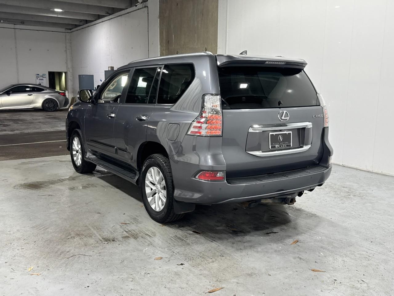 Lexus GX Vehicle Full-screen Gallery Image 3