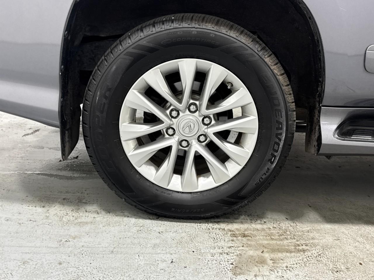 Lexus GX Vehicle Full-screen Gallery Image 5