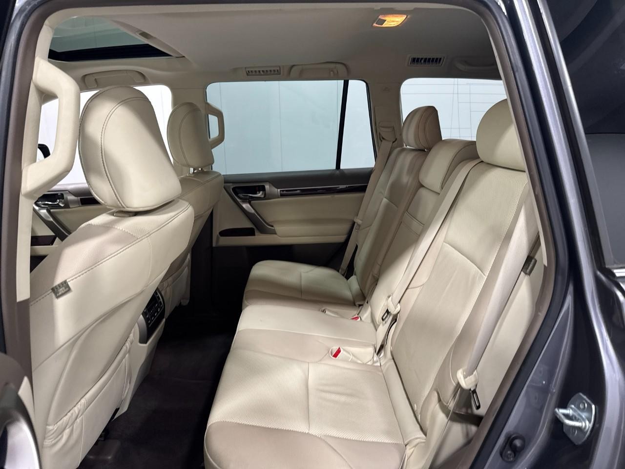 Lexus GX Vehicle Full-screen Gallery Image 8