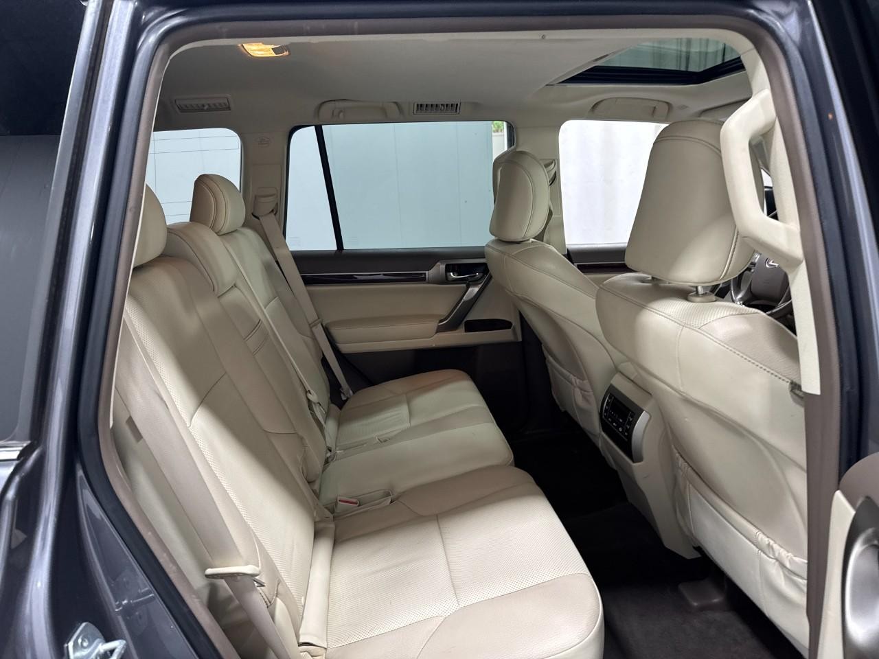 Lexus GX Vehicle Full-screen Gallery Image 10