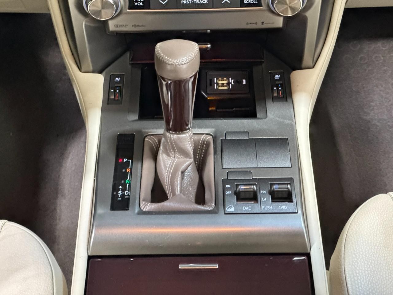 Lexus GX Vehicle Full-screen Gallery Image 17