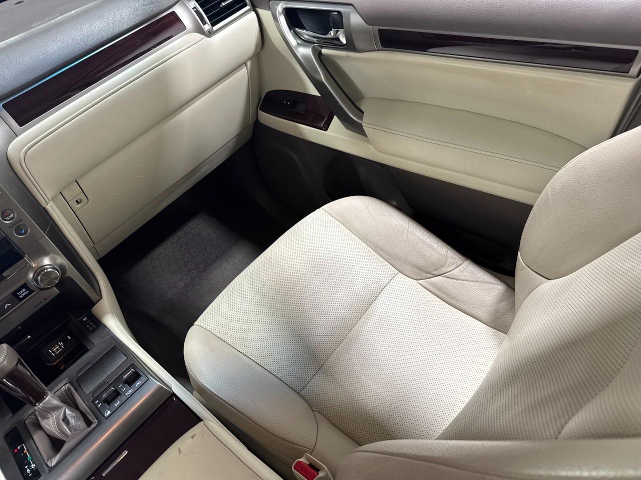 Lexus GX Vehicle Full-screen Gallery Image 18