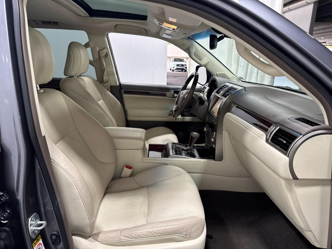 Lexus GX Vehicle Full-screen Gallery Image 19