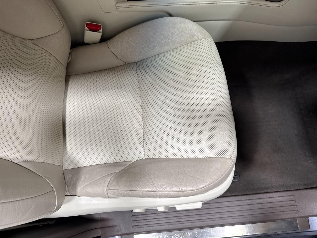 Lexus GX Vehicle Full-screen Gallery Image 20