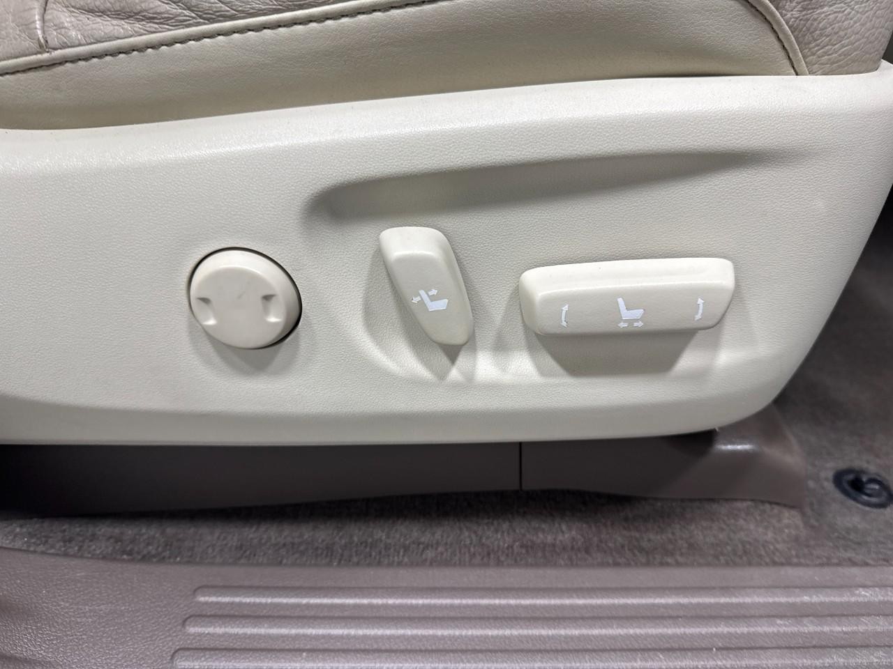 Lexus GX Vehicle Full-screen Gallery Image 21