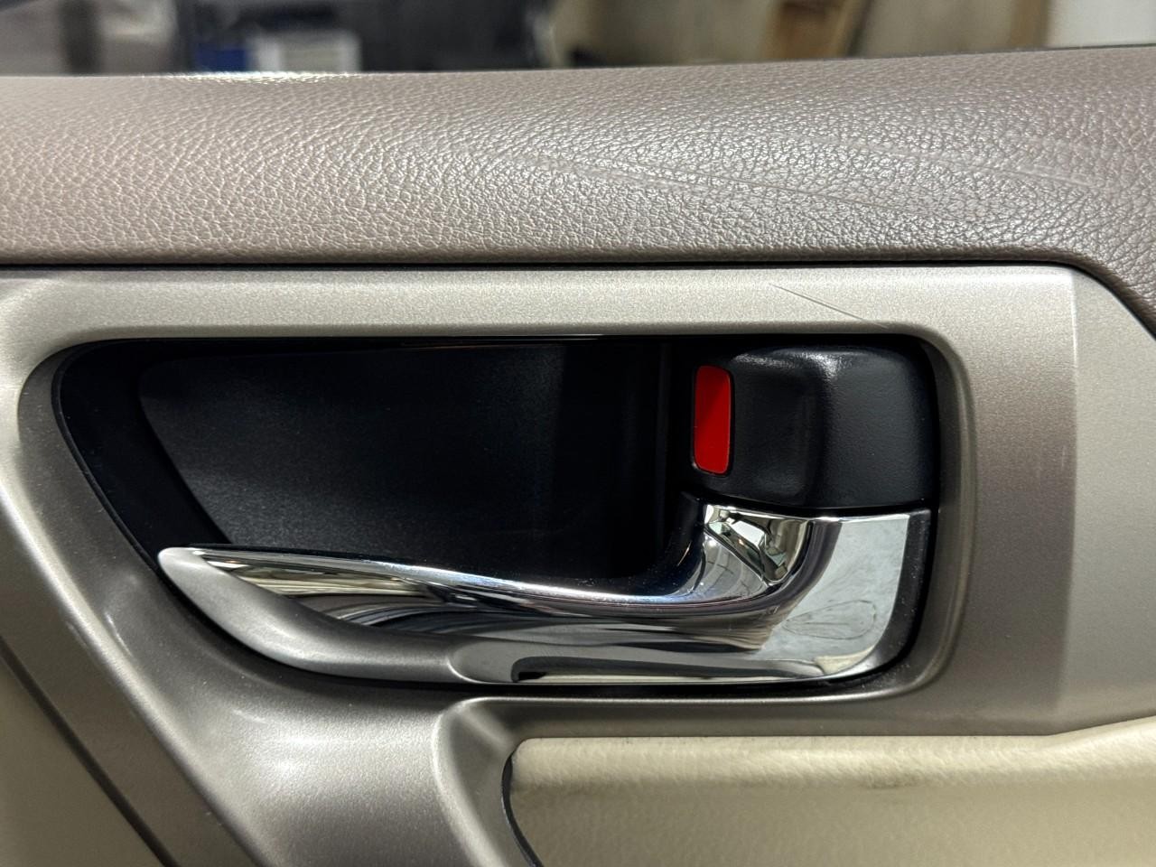 Lexus GX Vehicle Full-screen Gallery Image 22