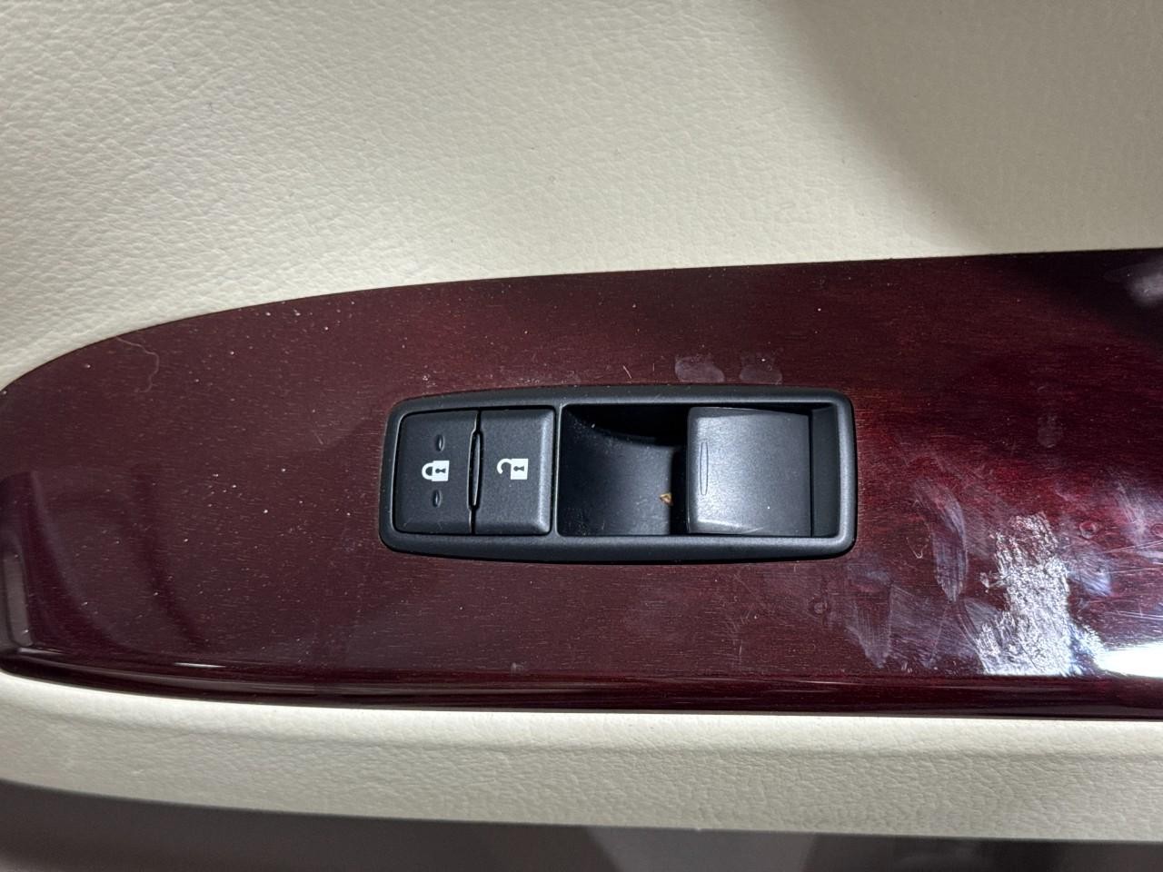 Lexus GX Vehicle Full-screen Gallery Image 23