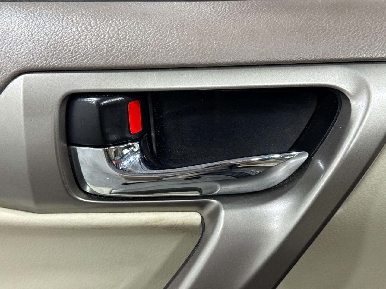 Lexus GX Vehicle Full-screen Gallery Image 24