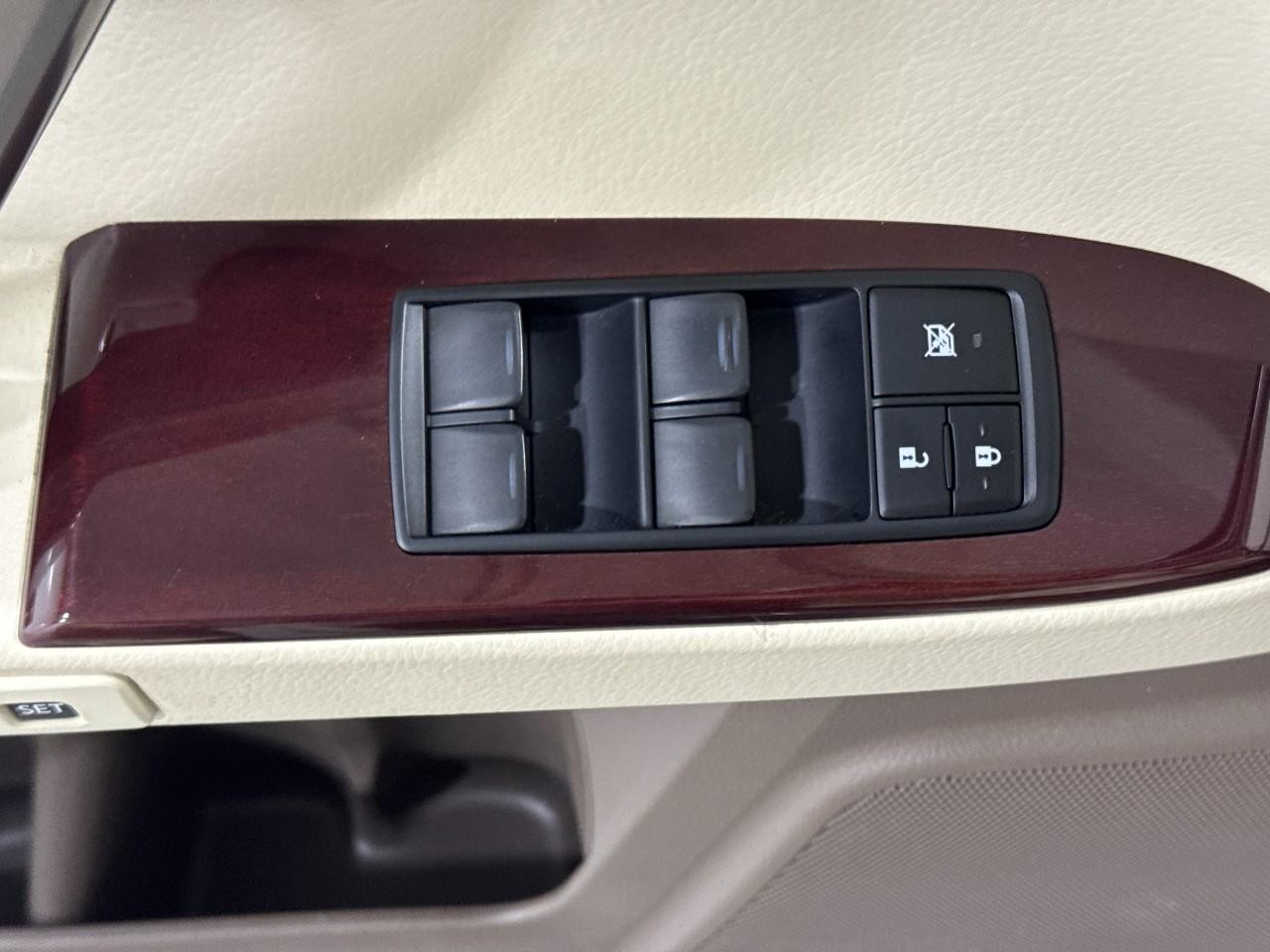 Lexus GX Vehicle Full-screen Gallery Image 25