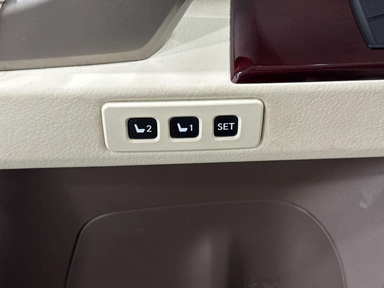 Lexus GX Vehicle Full-screen Gallery Image 26