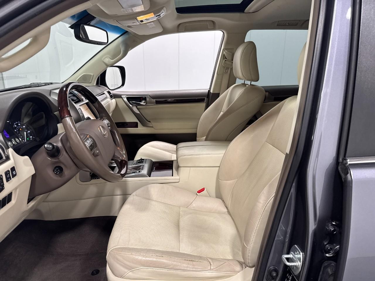 Lexus GX Vehicle Full-screen Gallery Image 27