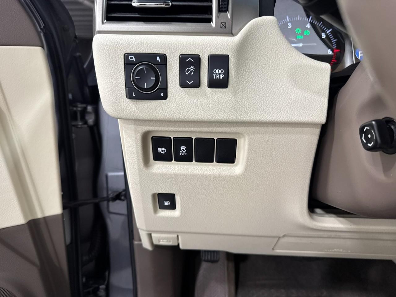Lexus GX Vehicle Full-screen Gallery Image 30