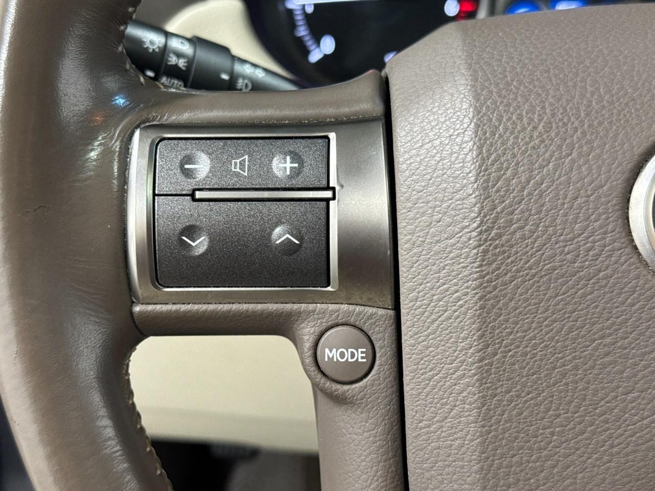 Lexus GX Vehicle Full-screen Gallery Image 32