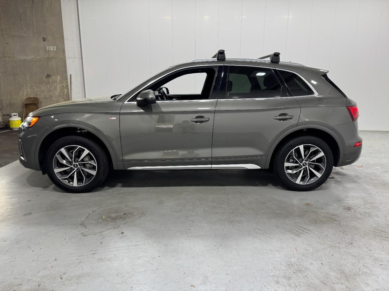 Audi Q5 Vehicle Full-screen Gallery Image 2