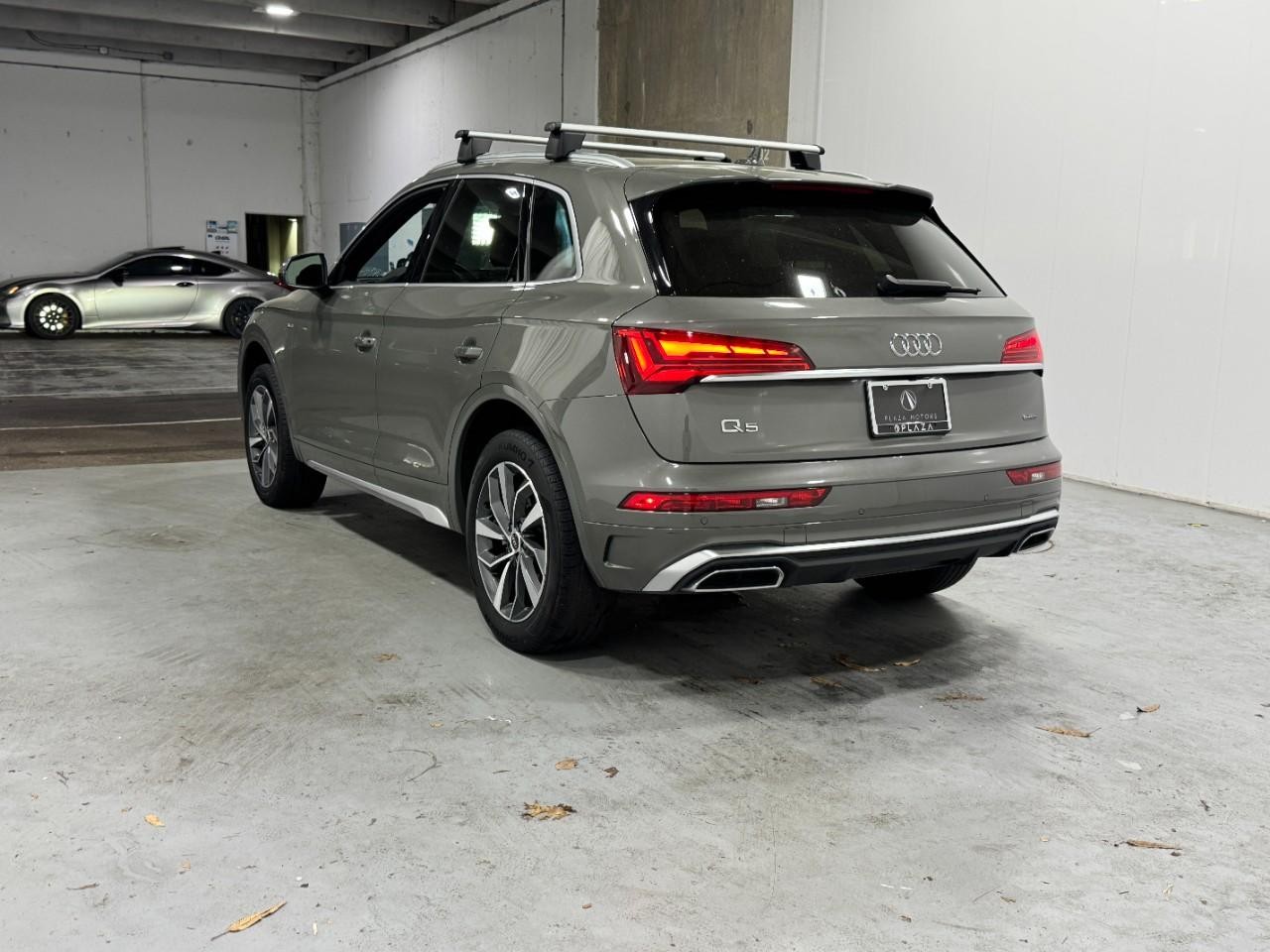 Audi Q5 Vehicle Full-screen Gallery Image 3