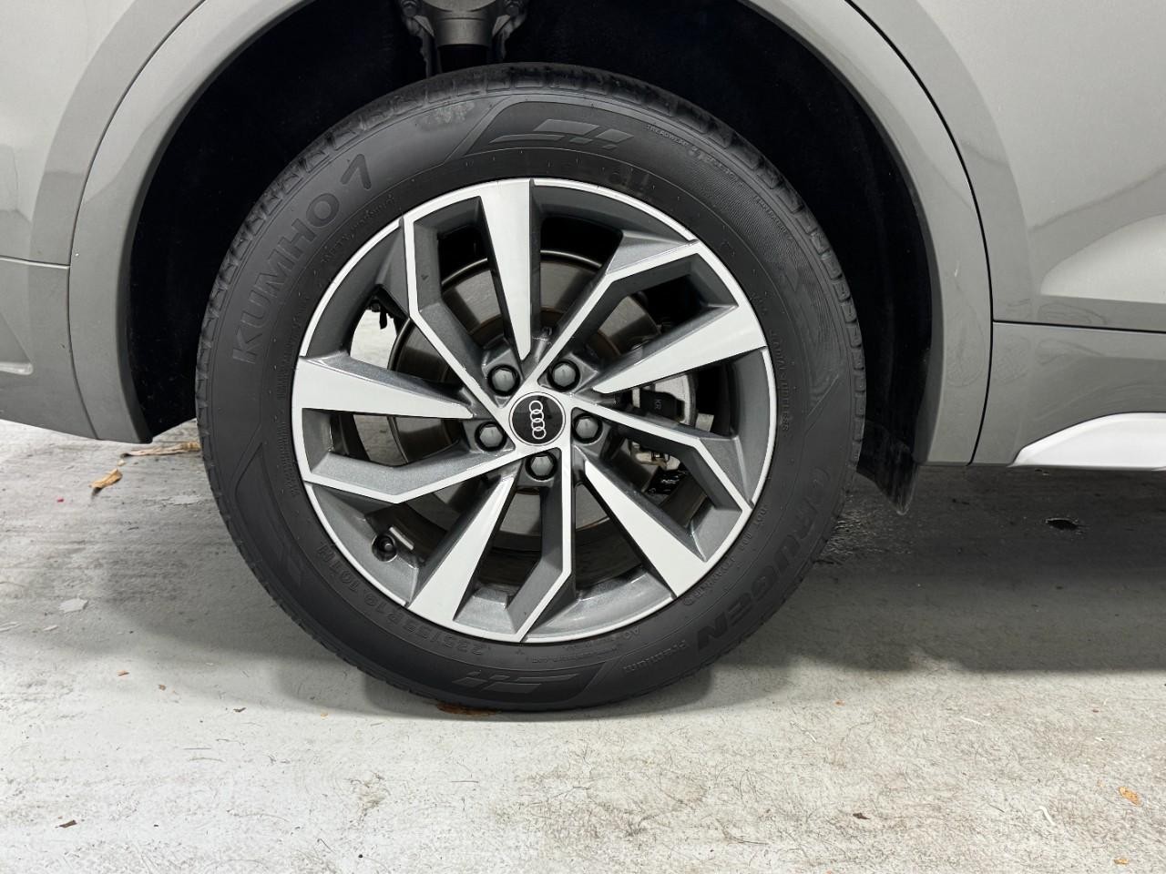 Audi Q5 Vehicle Full-screen Gallery Image 5