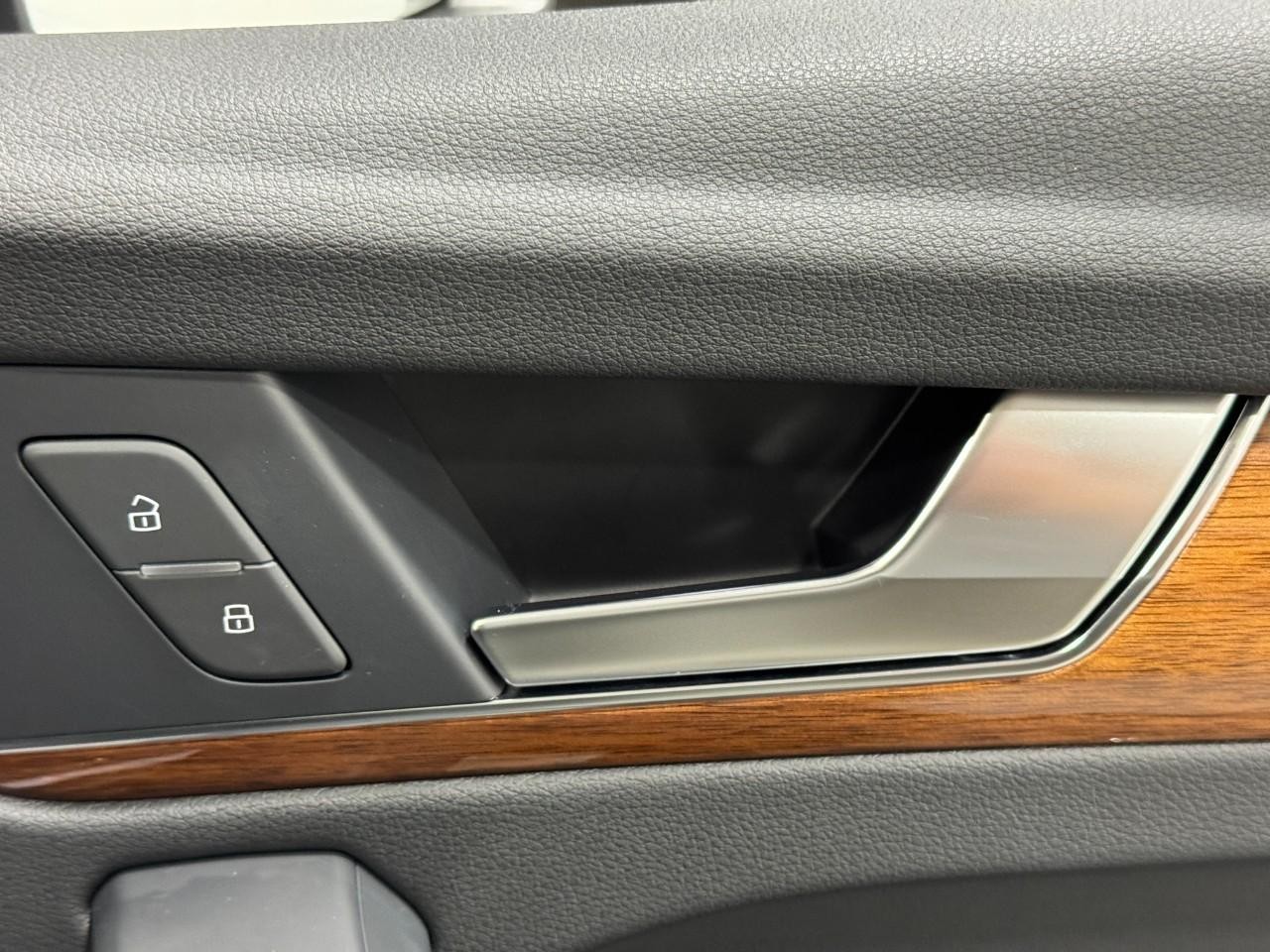 Audi Q5 Vehicle Full-screen Gallery Image 23