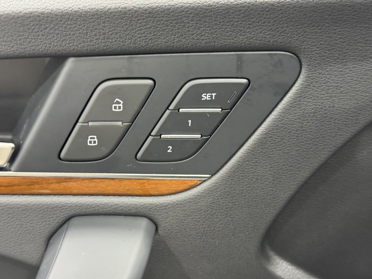 Audi Q5 Vehicle Full-screen Gallery Image 25