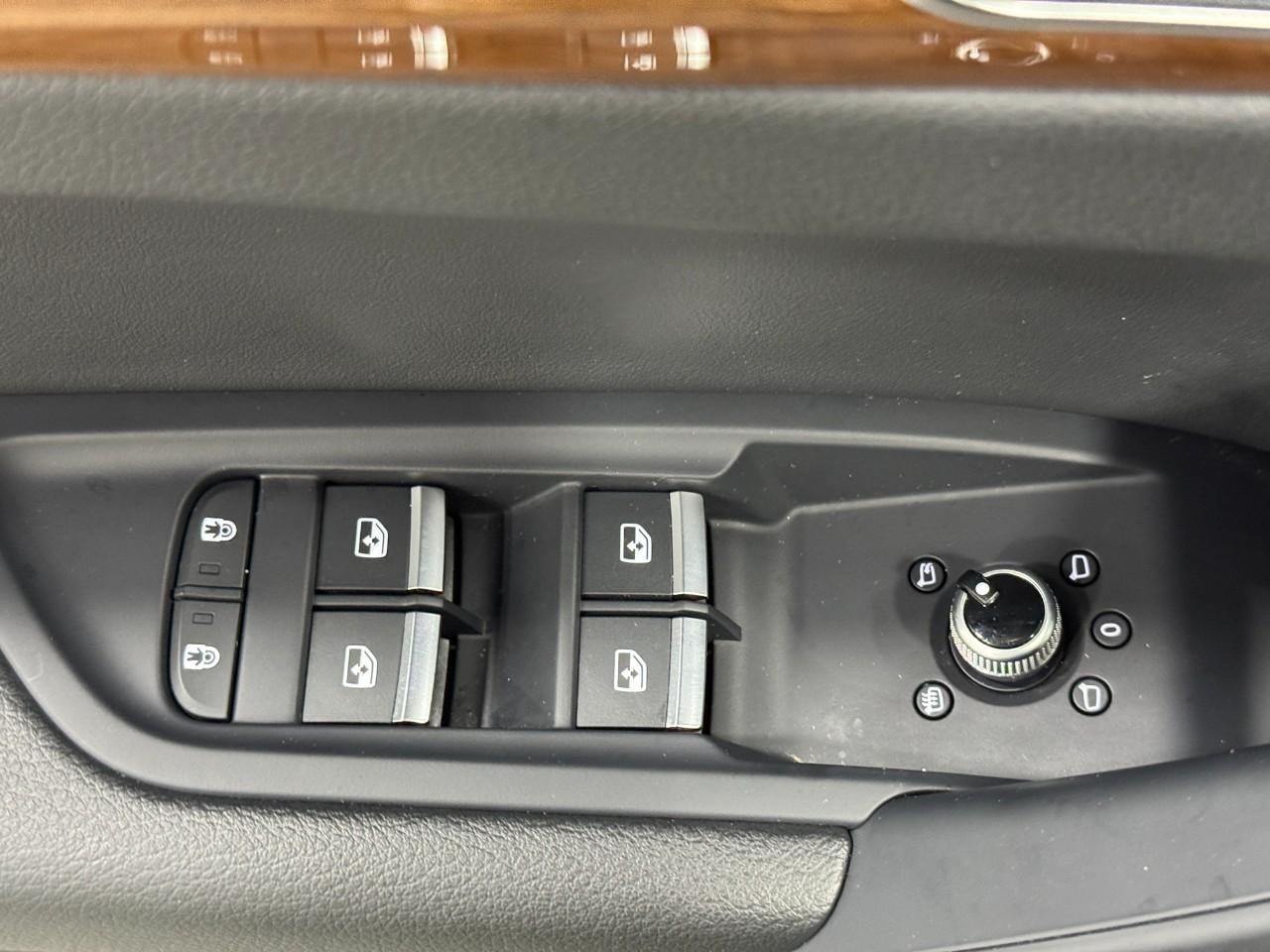 Audi Q5 Vehicle Full-screen Gallery Image 26