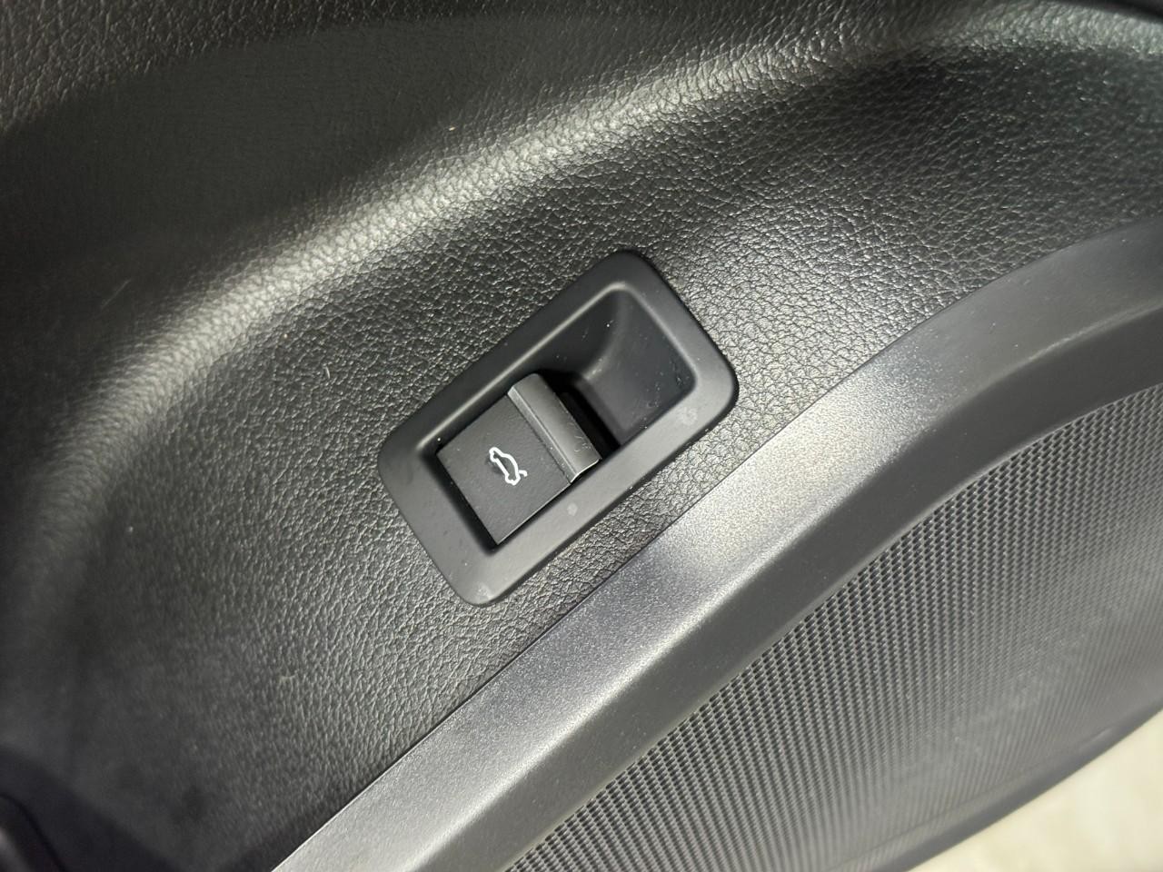Audi Q5 Vehicle Full-screen Gallery Image 27