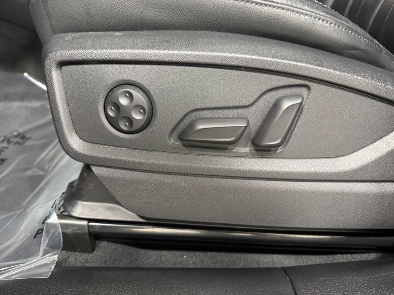 Audi Q5 Vehicle Full-screen Gallery Image 30