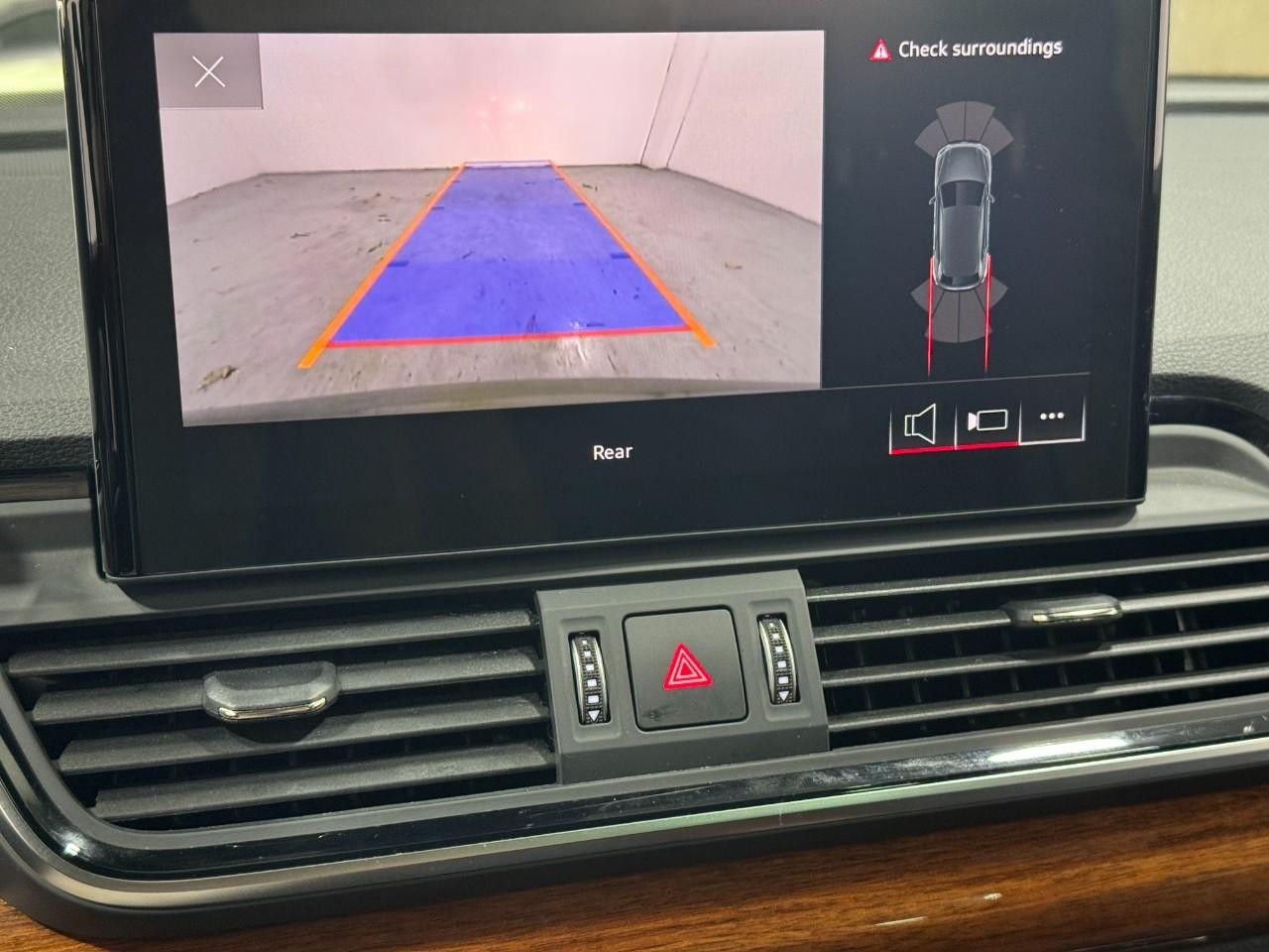Audi Q5 Vehicle Full-screen Gallery Image 36