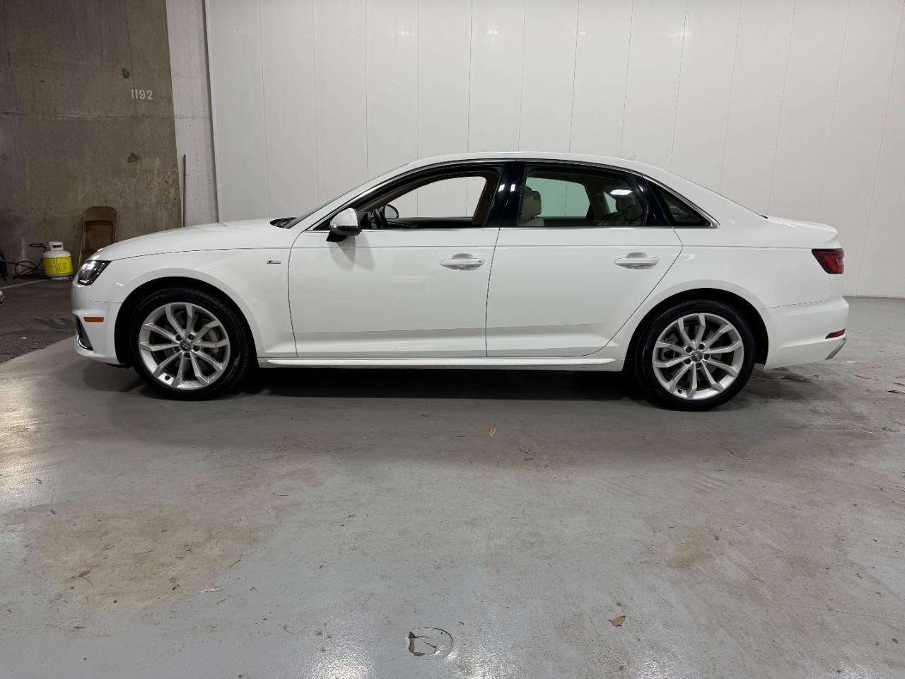 Audi A4 Vehicle Full-screen Gallery Image 2