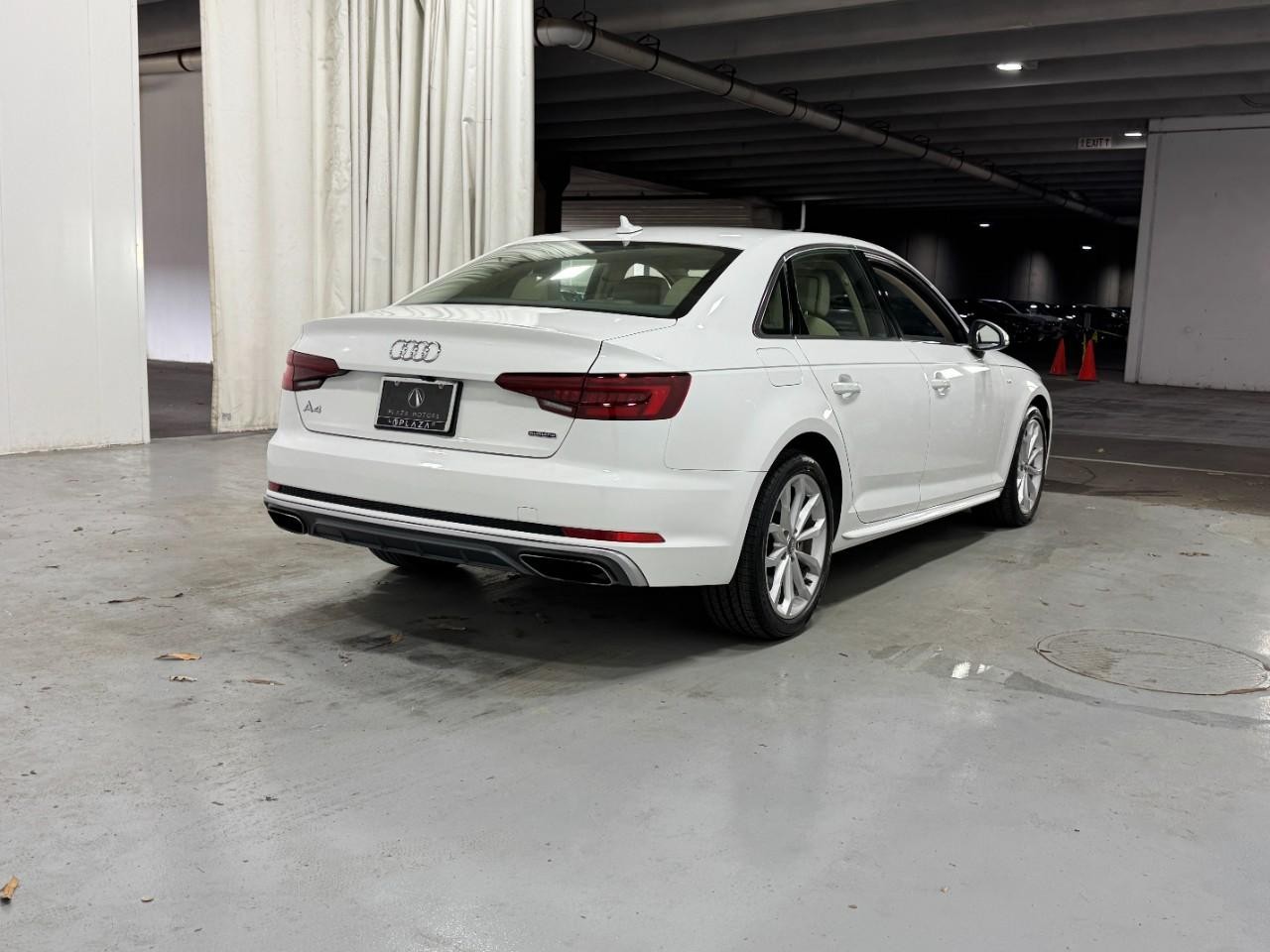 Audi A4 Vehicle Full-screen Gallery Image 4