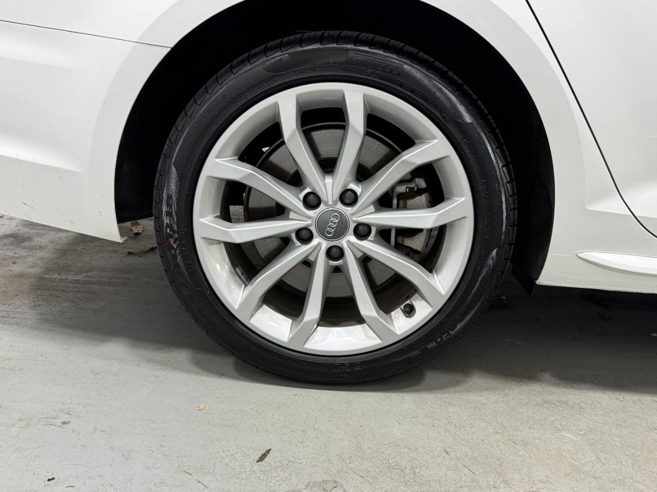 Audi A4 Vehicle Full-screen Gallery Image 5