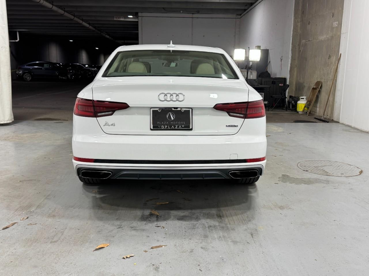 Audi A4 Vehicle Full-screen Gallery Image 9