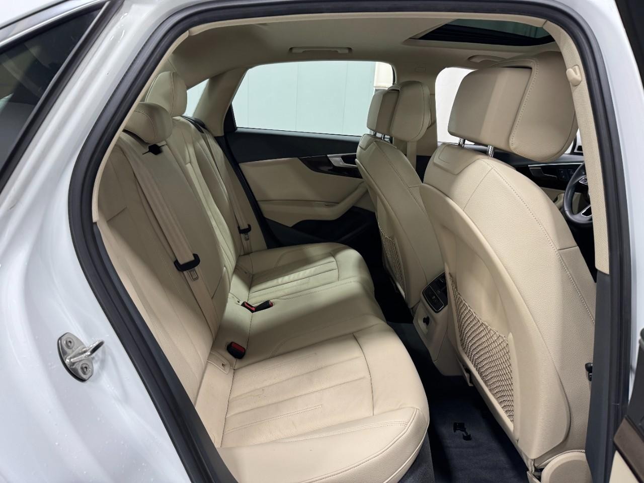 Audi A4 Vehicle Full-screen Gallery Image 10