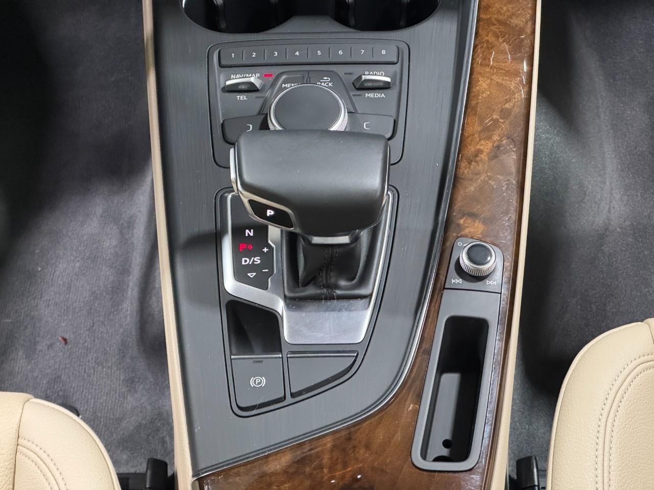 Audi A4 Vehicle Full-screen Gallery Image 17