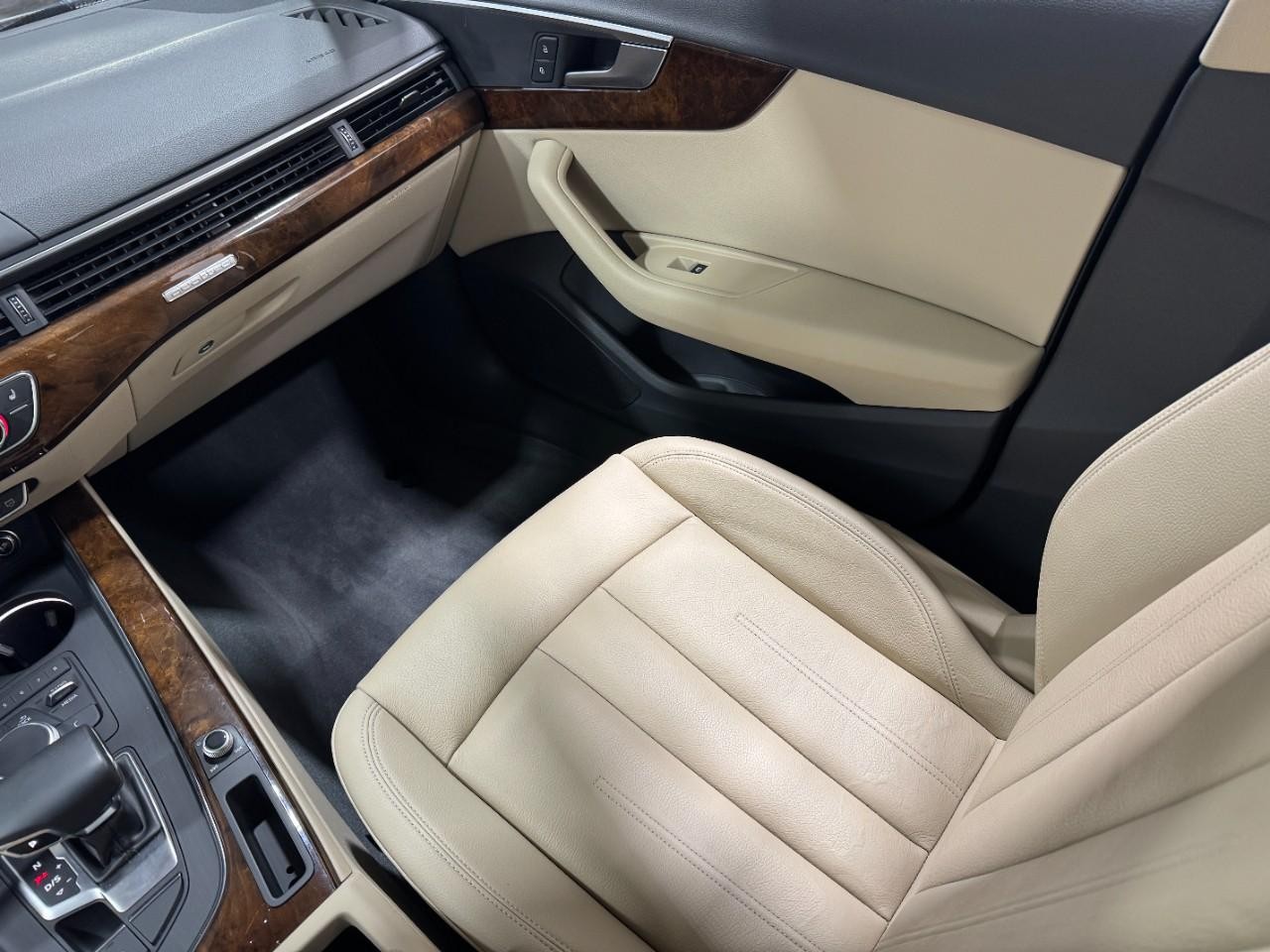 Audi A4 Vehicle Full-screen Gallery Image 18