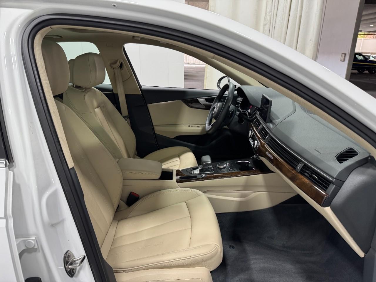 Audi A4 Vehicle Full-screen Gallery Image 19