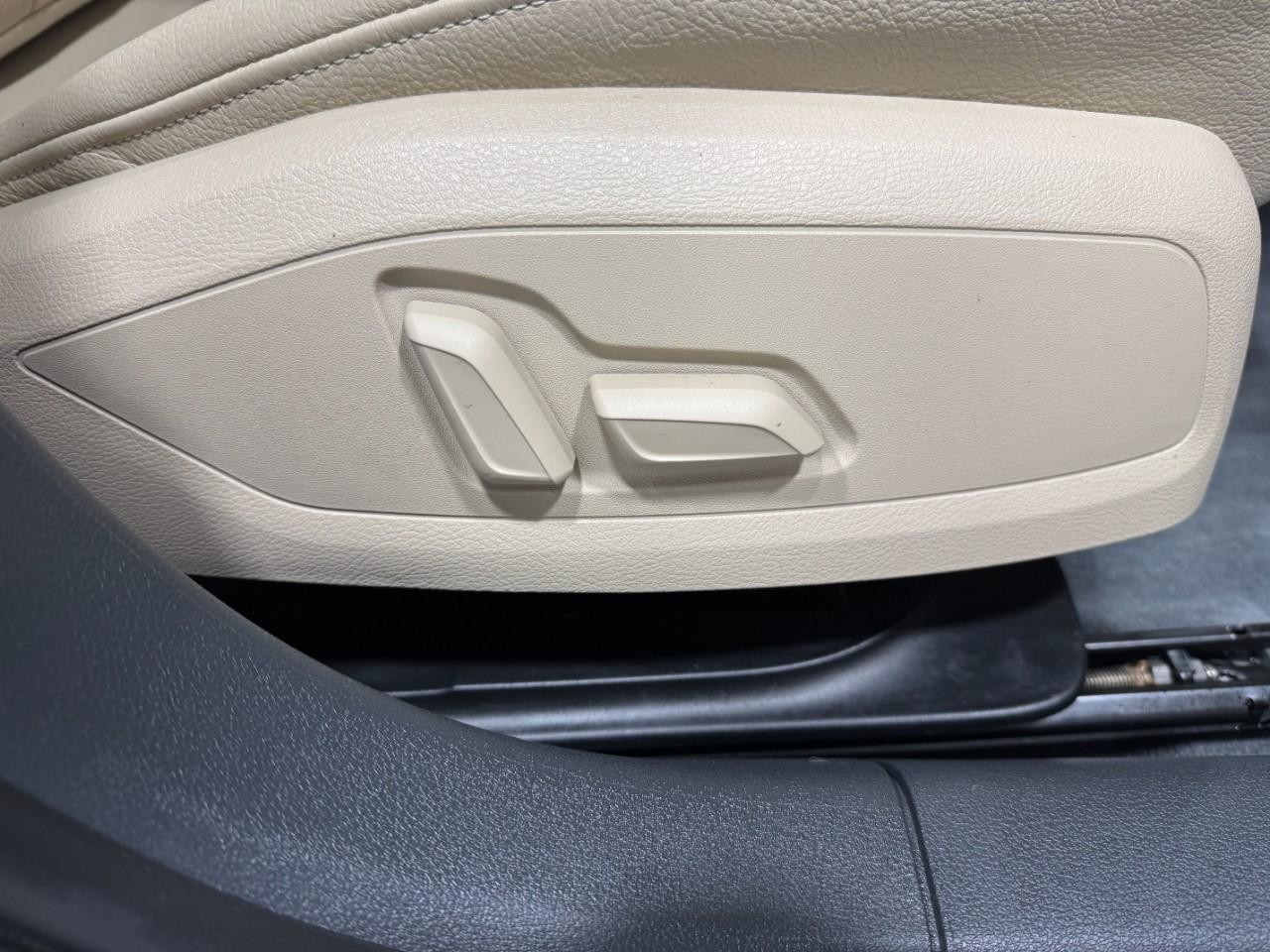 Audi A4 Vehicle Full-screen Gallery Image 21