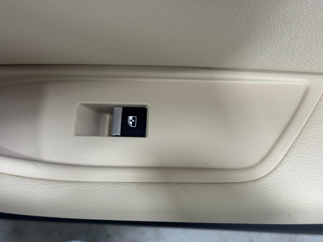 Audi A4 Vehicle Full-screen Gallery Image 23