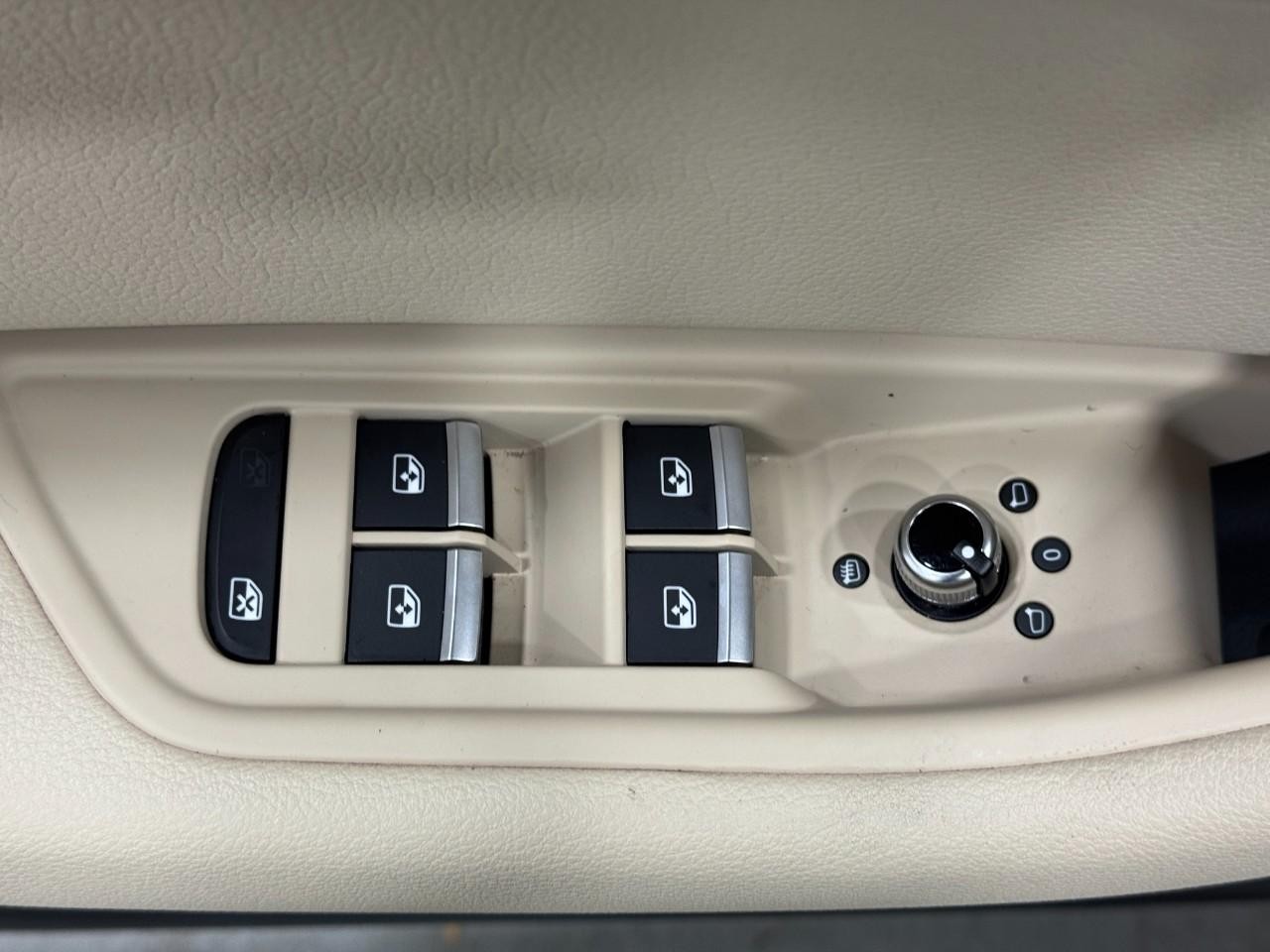 Audi A4 Vehicle Full-screen Gallery Image 25