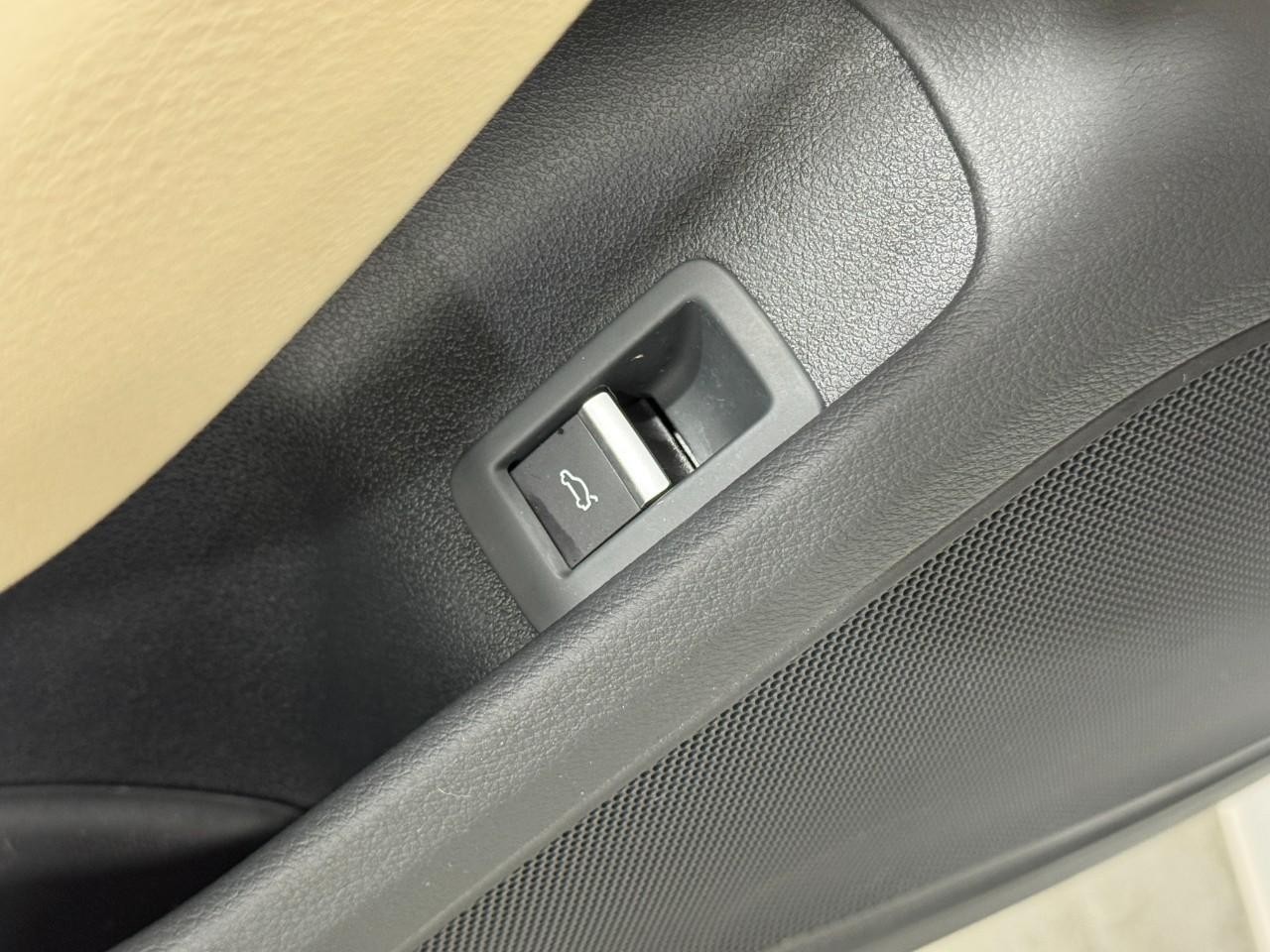 Audi A4 Vehicle Full-screen Gallery Image 26