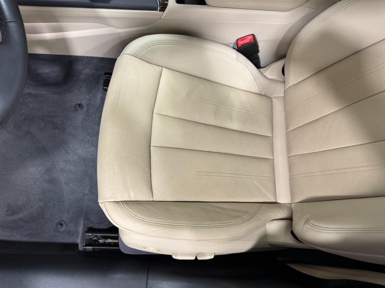 Audi A4 Vehicle Full-screen Gallery Image 28