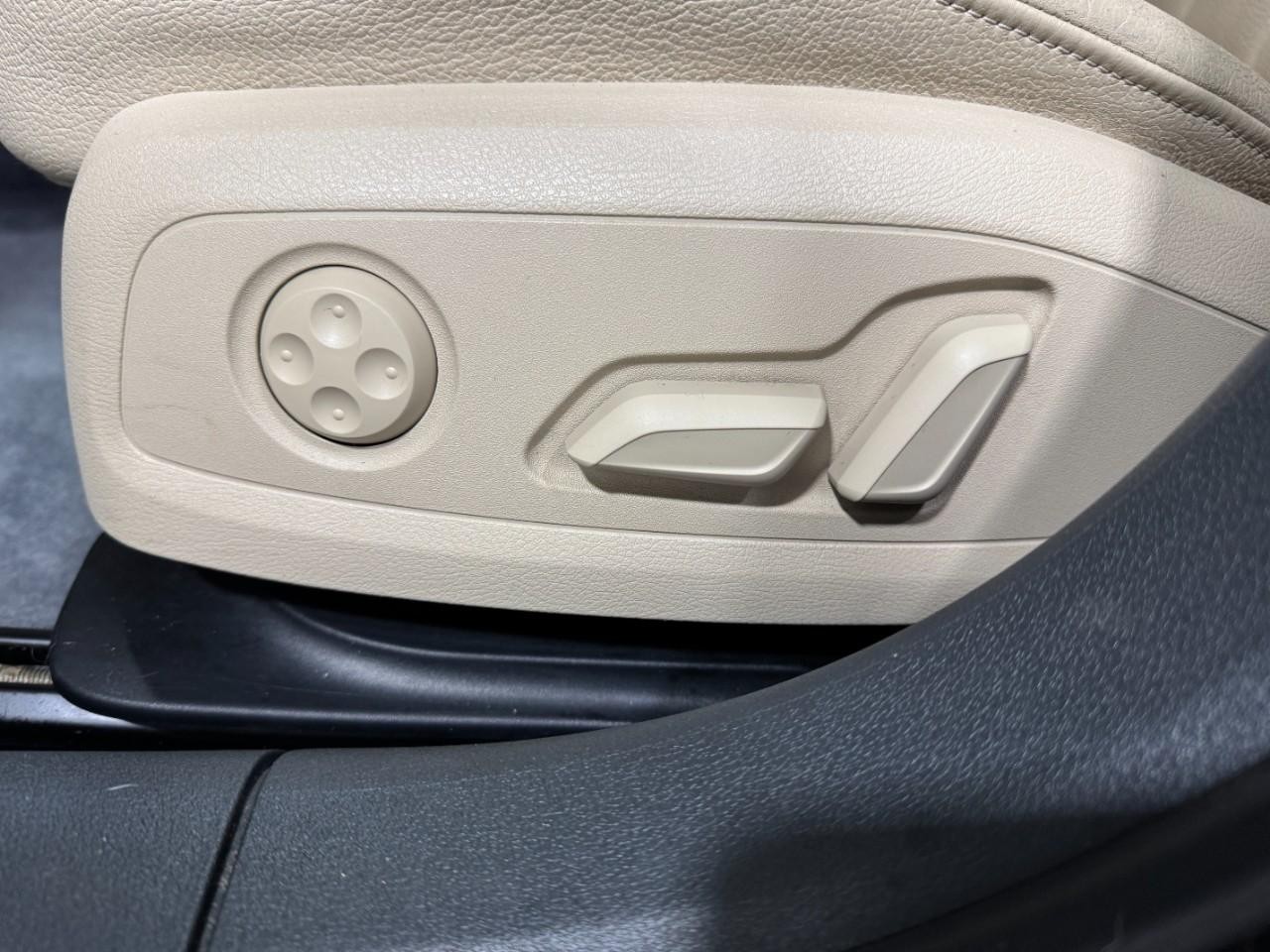 Audi A4 Vehicle Full-screen Gallery Image 29