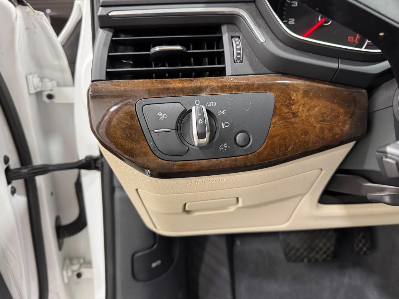 Audi A4 Vehicle Full-screen Gallery Image 30