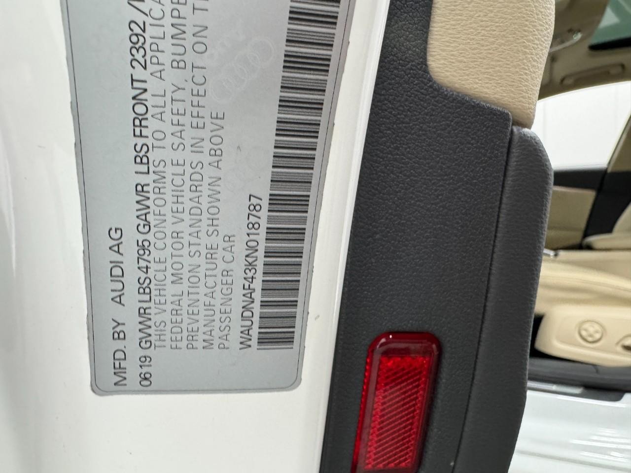 Audi A4 Vehicle Full-screen Gallery Image 36