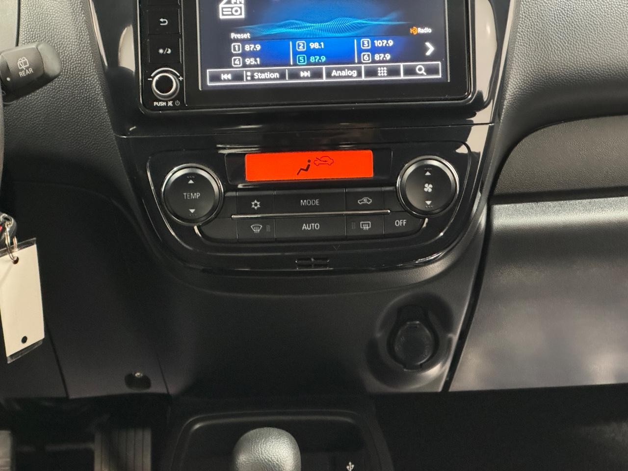 Mitsubishi Mirage Vehicle Full-screen Gallery Image 14