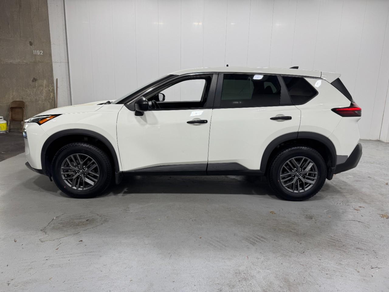 Nissan Rogue Vehicle Full-screen Gallery Image 2