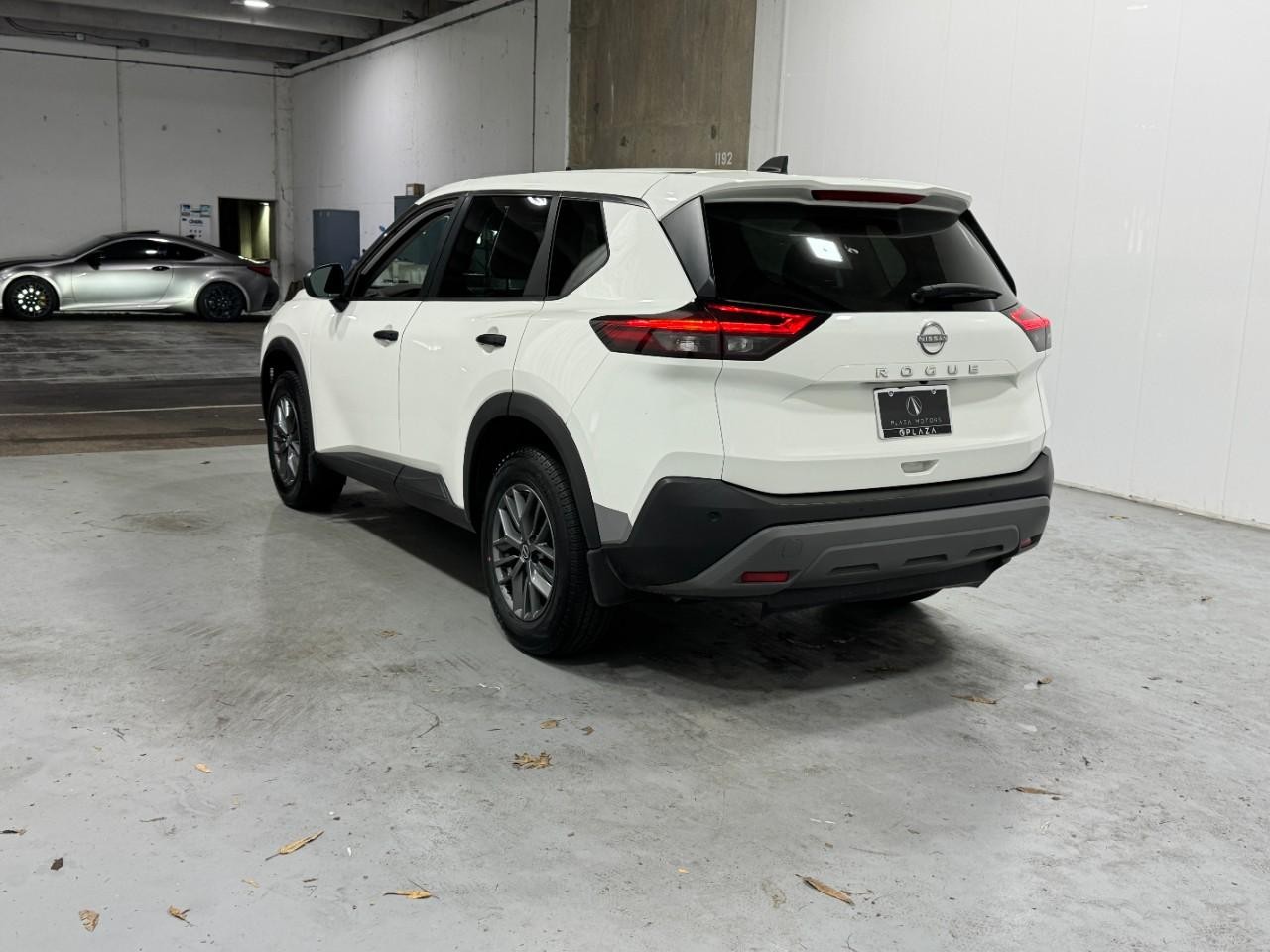 Nissan Rogue Vehicle Full-screen Gallery Image 3