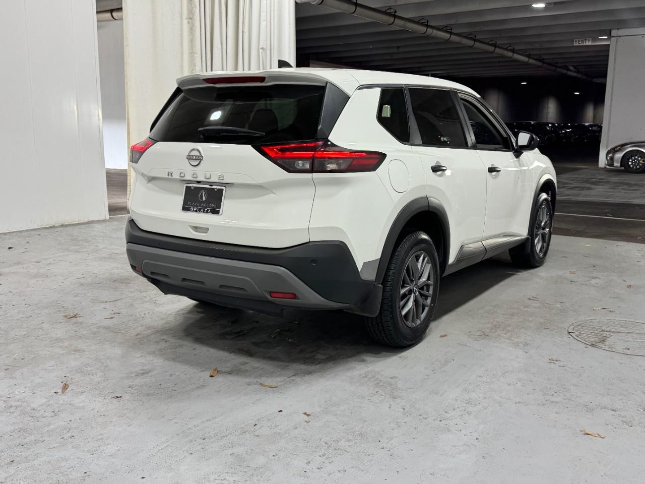 Nissan Rogue Vehicle Full-screen Gallery Image 4
