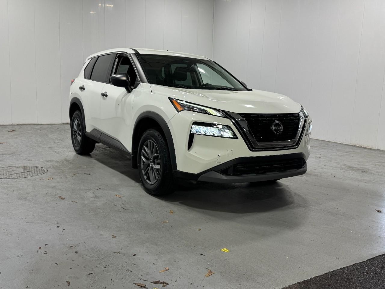 Nissan Rogue Vehicle Full-screen Gallery Image 6