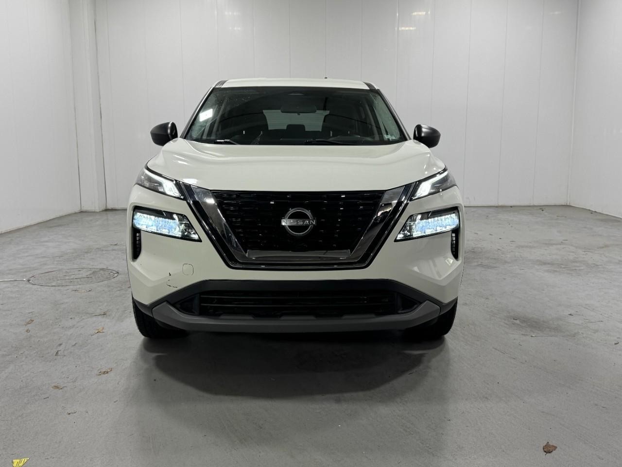Nissan Rogue Vehicle Full-screen Gallery Image 7