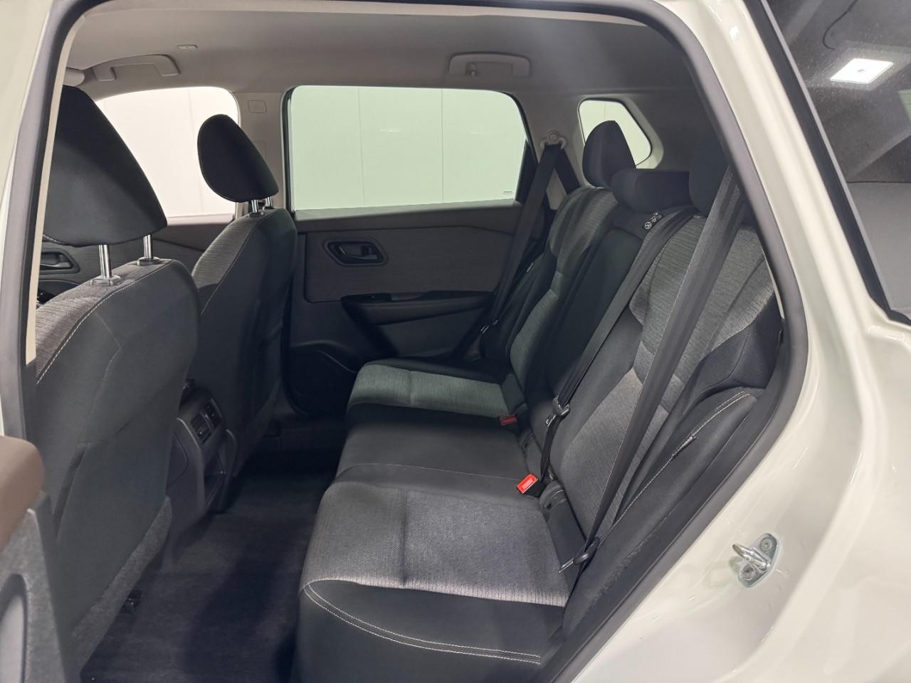 Nissan Rogue Vehicle Full-screen Gallery Image 8